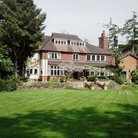 Coach House Villa Woking Exterior photo