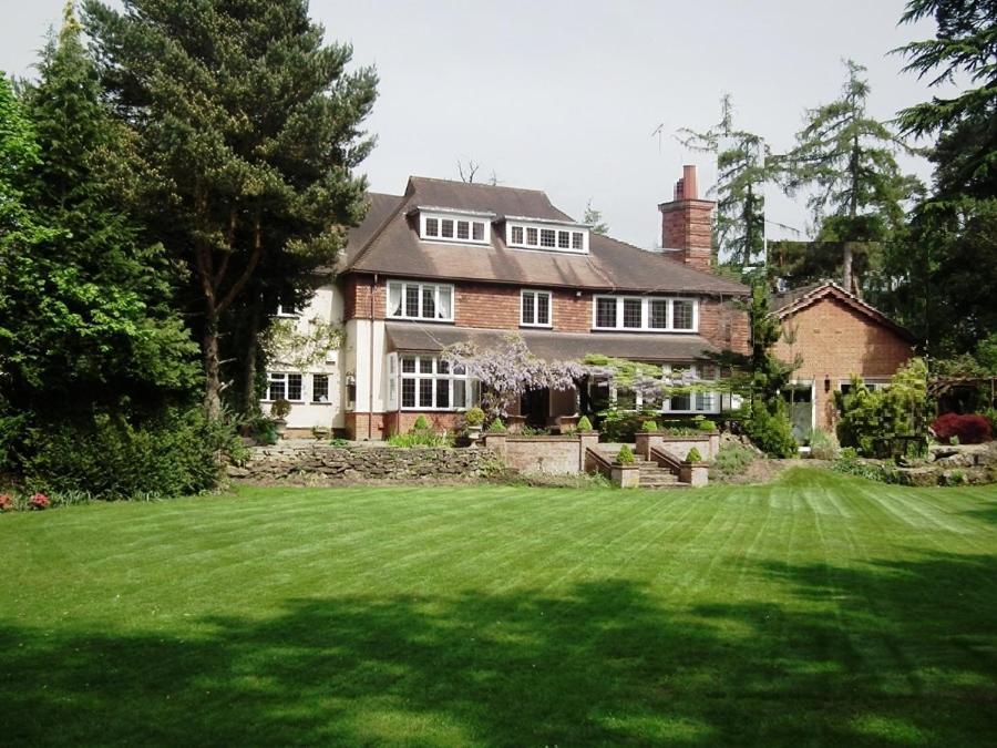 Coach House Villa Woking Exterior photo