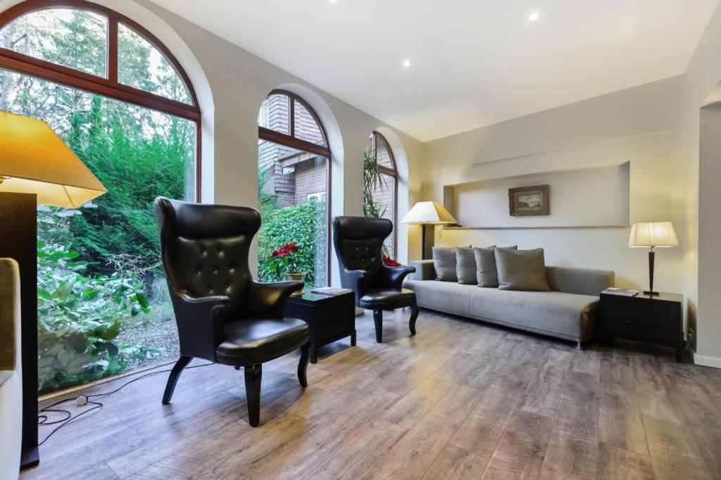 Coach House Villa Woking Exterior photo