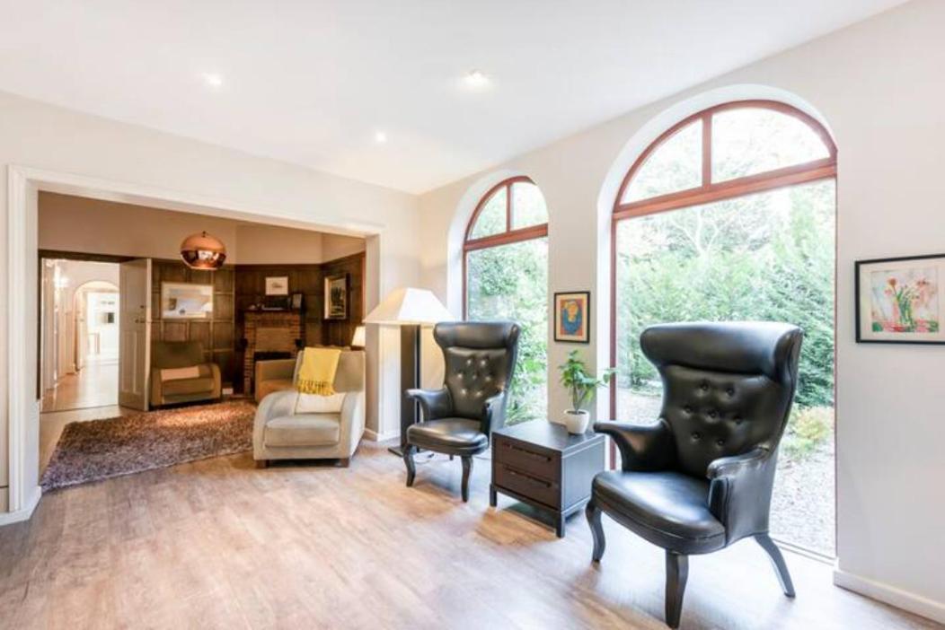 Coach House Villa Woking Exterior photo