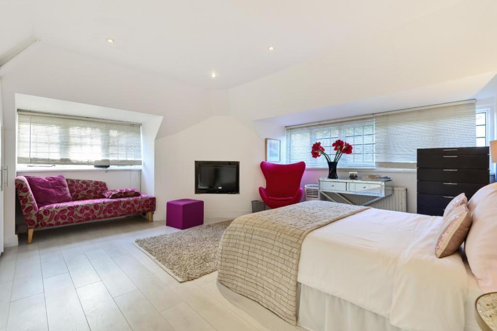 Coach House Villa Woking Exterior photo