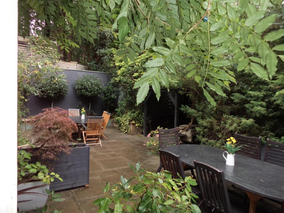Coach House Villa Woking Exterior photo