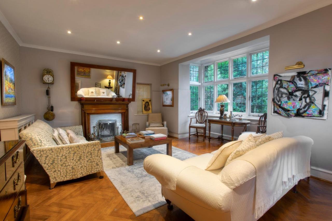 Coach House Villa Woking Exterior photo